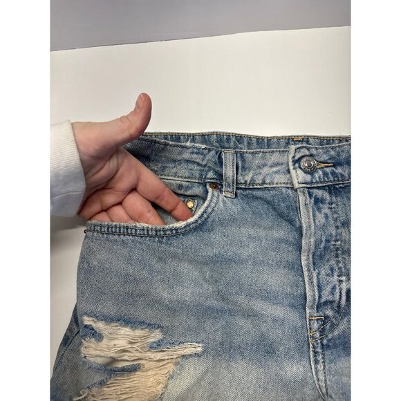 Distressed Denim Jean Shorts (size 6) - Picture 3 of 9